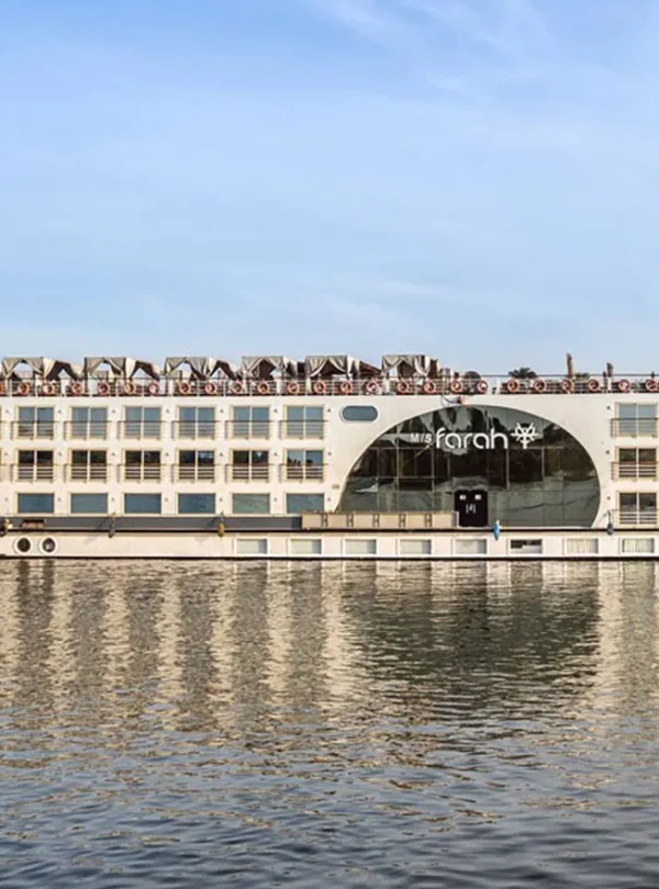 فرح نايل كروز